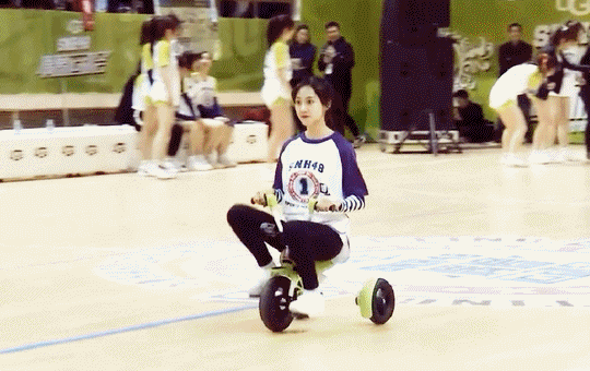 搞笑gif开心一刻这动作还挺熟练的