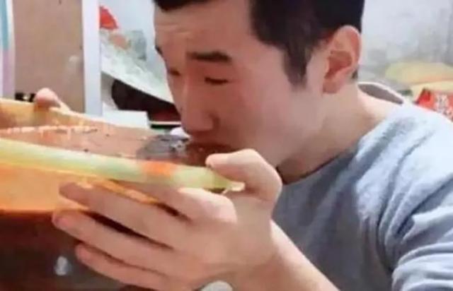 网红吃播假到什么程度？龙虾是塑料，辣酱竟是果汁，连人都是假