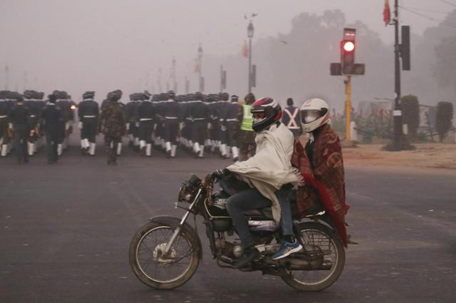 一辆摩托车搭60人破了世界纪录，为什么印度军队摩托玩得这么溜？