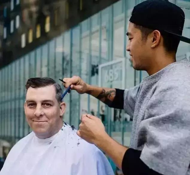 年薪500万发型师为流浪汉理发！只是修理下头发，竟可以秒变精英
