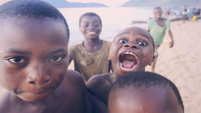 到非洲旅游时，路边的小孩当真不要可怜，也许他们并不是那么单纯